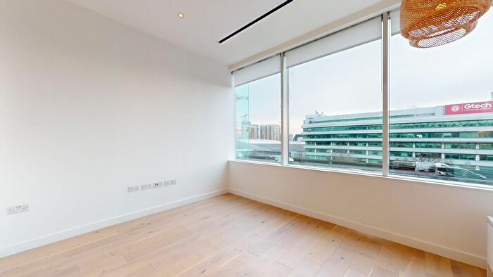 1 Bedroom Flat To Rent In Great West Road, Brentford, TW8