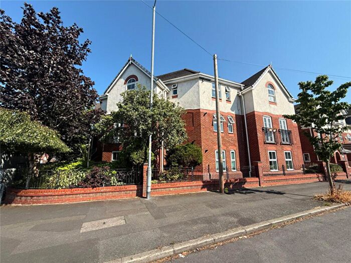 2 Bedroom Apartment For Sale In Parrs Wood Road, Withington, M20