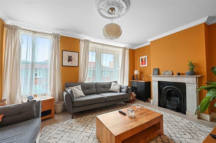 2 Bedroom Flat For Sale In Daubeney Road, Hackney, London, E5