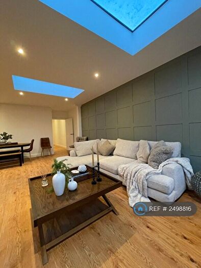 2 Bedroom Flat To Rent In Friern Park, London, N12