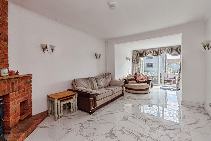 4 Bedroom Semi-Detached House For Sale In Cloisters, Stanford-Le-Hope, SS17