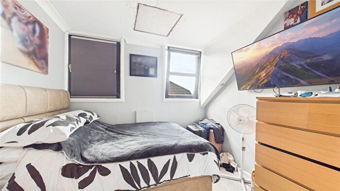 3 Bedroom Flat For Sale In Watchetts Road, Camberley, Surrey, GU15