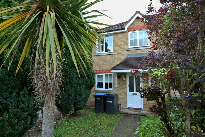 4 Bedroom End Of Terrace House To Rent In Nightingale Shott, Egham, TW20