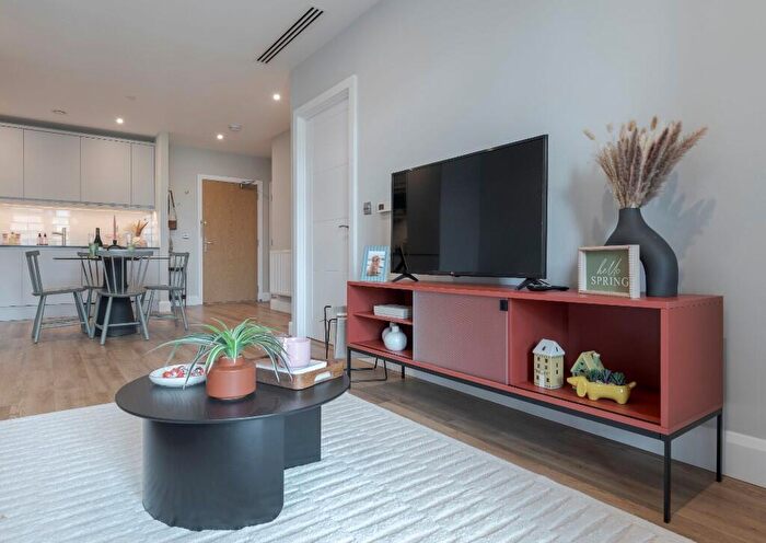 2 Bedroom Flat To Rent In Moat Street, London, SW11