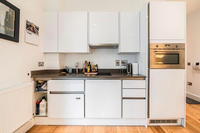 Flat To Rent In Centurion Tower, Canning Town, E16 - Photo 3