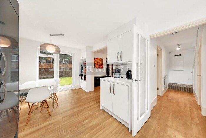 3 Bedroom Maisonette To Rent In Cartwright Street, London, E1