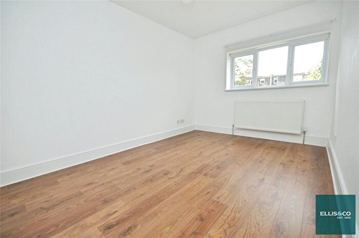 2 Bedroom Apartment To Rent In Queens Avenue, Finchley, N3