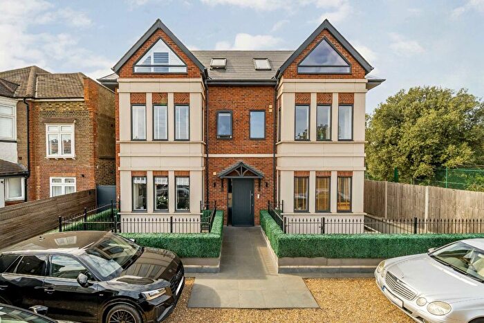 2 Bedroom Flat For Sale In Gunnersbury Avenue, Ealing, W5