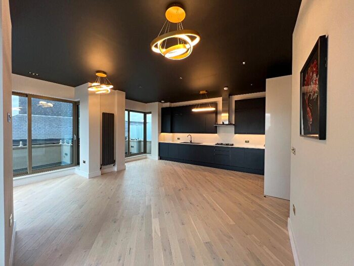 2 Bedroom Penthouse For Sale In The Penthouse, Whetstone, High Road, London, N20