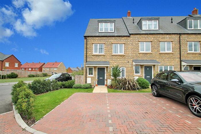 3 Bedroom Town House For Sale In Pentelow Way, Raunds, NN9