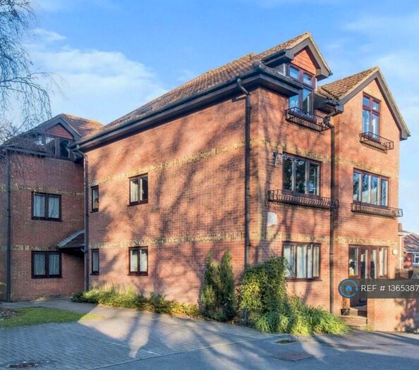 2 Bedroom Flat To Rent In Honeysuckle Court, Southampton, SO18