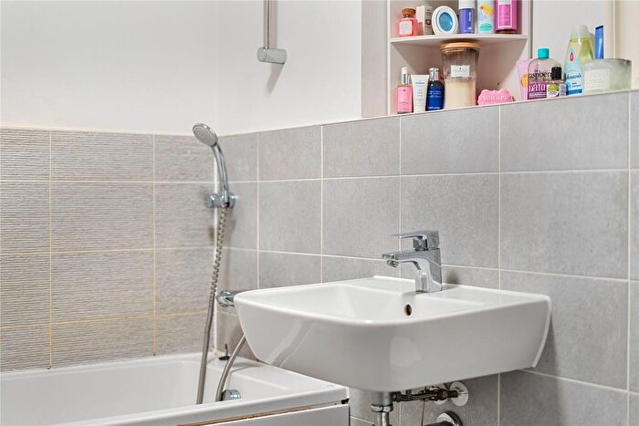 2 Bedroom Flat For Sale In Flat, Lee Court, Skinner Drive, Wokingham, RG41