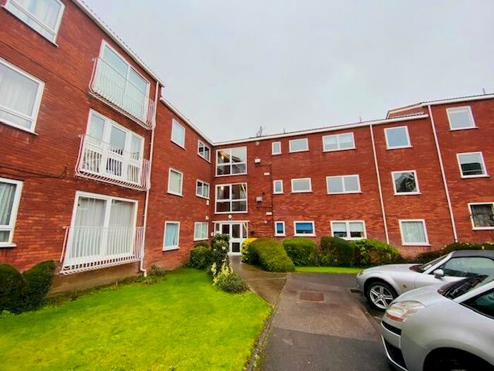 2 Bedroom Flat To Rent In Roundhedge Way, Enfield, EN2
