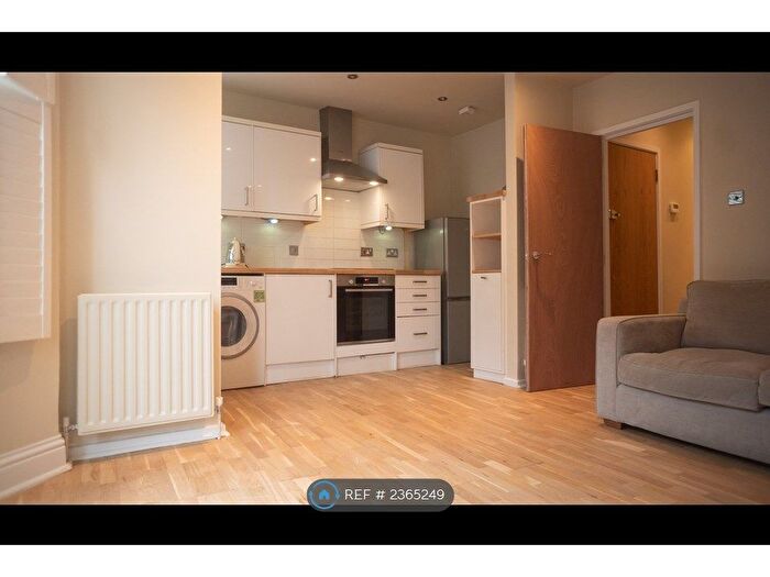 2 Bedroom Flat To Rent In Clapham, London, SW4