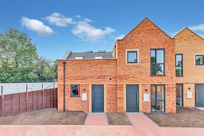 2 Bedroom End Terrace House For Sale In North Drive, Hounslow, TW3
