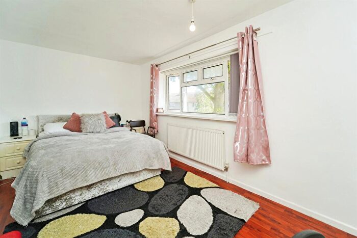 2 Bedroom End Of Terrace House For Sale In Beckett Lane, Crawley, RH11