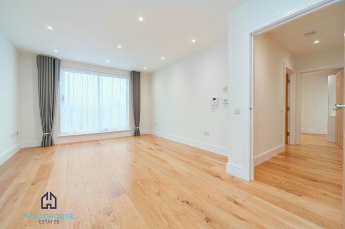 3 Bedroom Flat To Rent In Park Avenue, Bushey, WD23