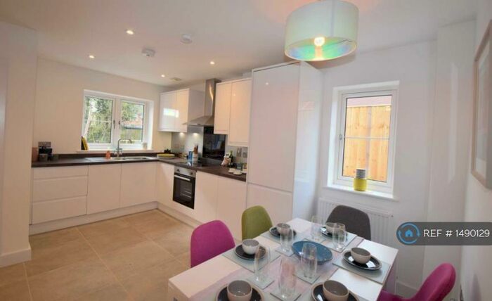 3 Bedroom Semi-Detached House To Rent In Walnut Acre, Benson, Wallingford, OX10