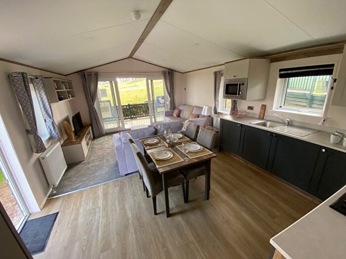 2 Bedroom Mobile/park Home For Sale In Newhaven, Buxton, SK17