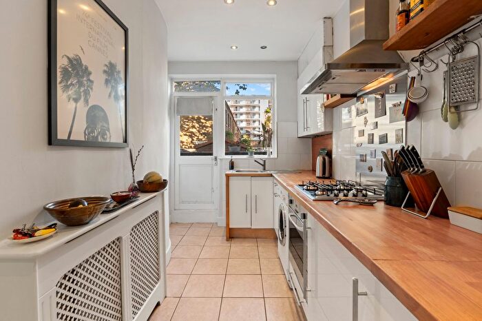 2 Bedroom Flat To Rent In Dalston Lane, Islington, E8