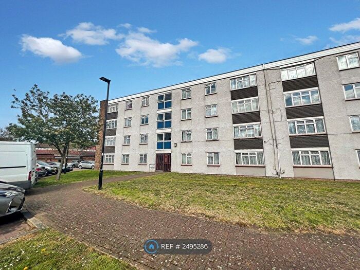 3 Bedroom Flat To Rent In Convent Way, Southall, UB2