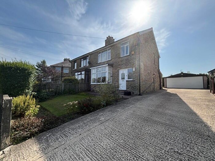 3 Bedroom Semi-Detached House For Sale In Fieldway, Clayton, Bradford, BD14