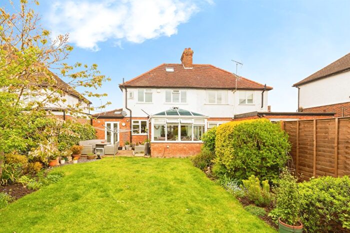 3 Bedroom Semi-Detached House For Sale In Tring Road, Aylesbury, HP20