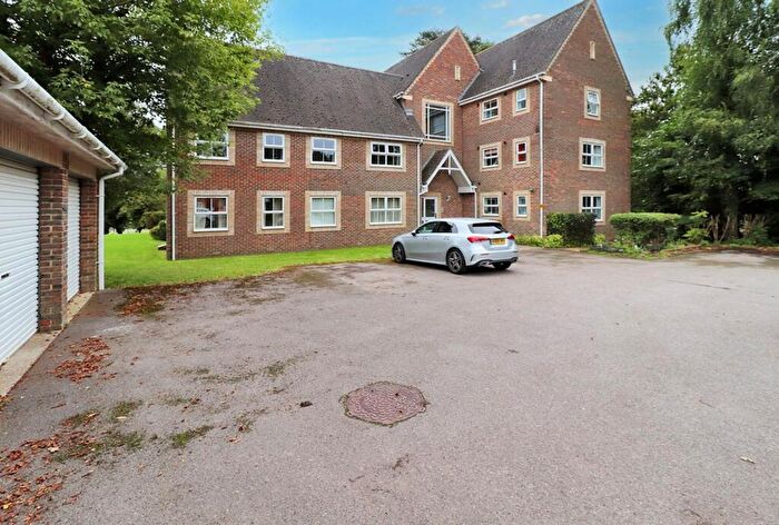 2 Bedroom Apartment To Rent In Allington Lane, Fair Oak, SO50