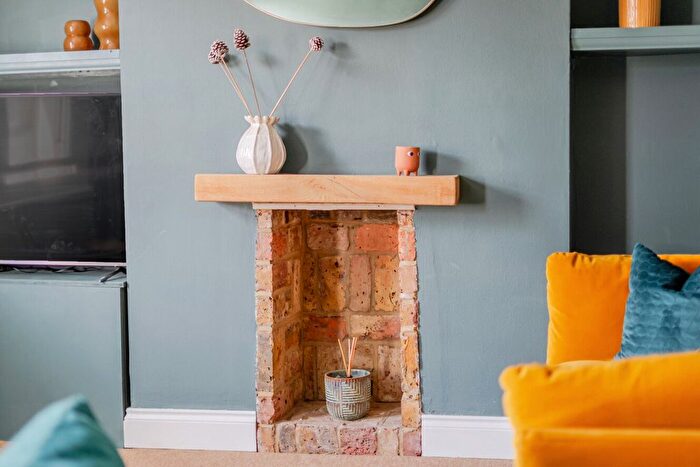 2 Bedroom Flat For Sale In Almeric Road, Battersea, London, SW11