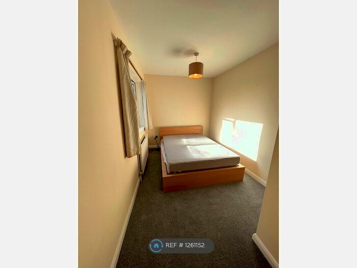 5 Bedroom Semi-Detached House To Rent In Durham Close, Guildford GU2