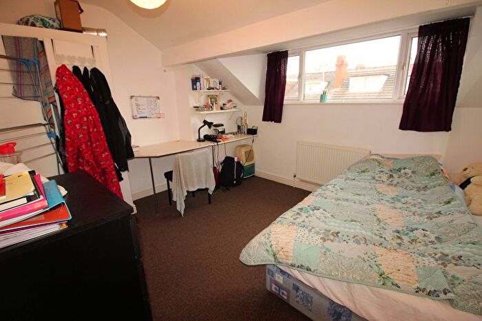 4 Bedroom Semi-Detached House To Rent In Welton Place, Leeds, LS6