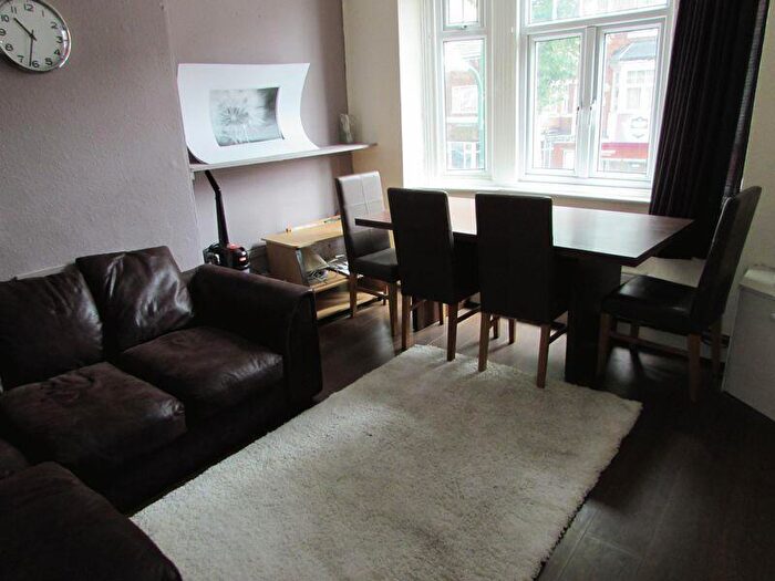 2 Bedroom Flat To Rent In Lenton Boulevard, Nottingham, NG7