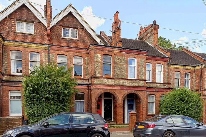 3 Bedroom Flat To Rent In Hailsham Avenue, London, SW2