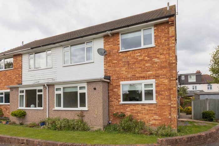 2 Bedroom Flat To Rent In Avondale Close, Loughton, Essex, IG10