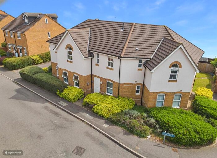 2 Bedroom Flat For Sale In Smollett Place, Wickford, SS12