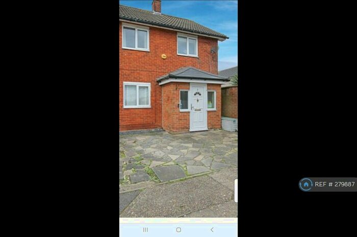 3 Bedroom Semi-Detached House To Rent In Spenders Close, Basildon, SS14