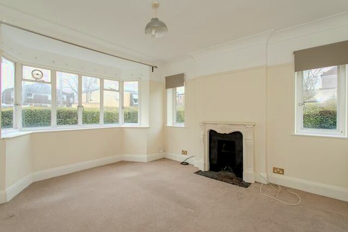 3 Bedroom Flat To Rent In West Road, London, SW4