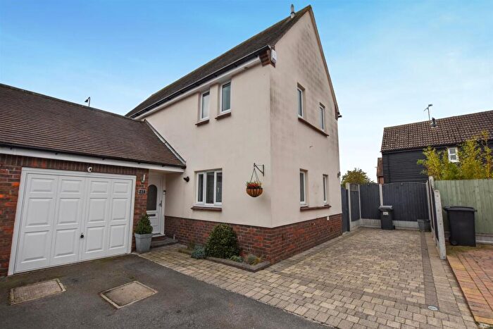 4 Bedroom Link Detached House For Sale In Abbotsleigh Road, South Woodham Ferrers, CM3