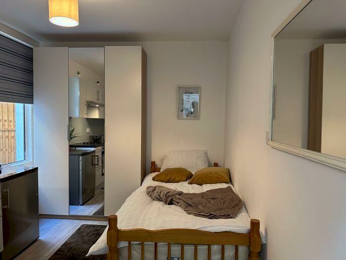 Flat To Rent In Monson Road, London, NW10