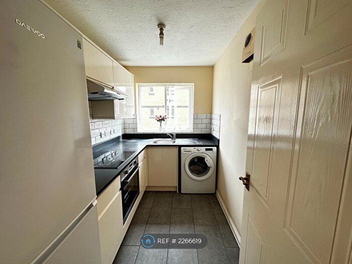2 Bedroom Flat To Rent In Rossetti Road, London, SE16