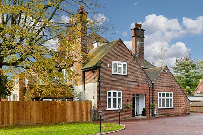 3 Bedroom Flat For Sale In Woodland Way, Kingswood, KT20