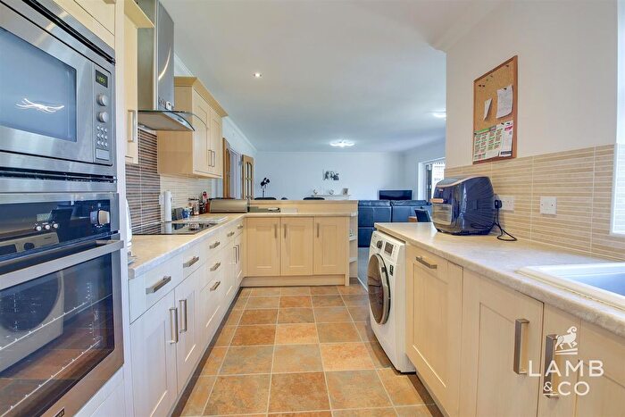 2 Bedroom Detached Bungalow For Sale In Highlands Grove, Great Clacton, CO15