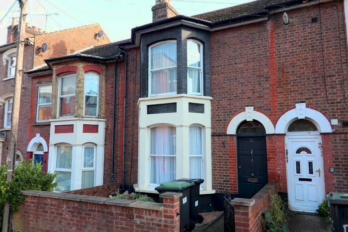 3 Bedroom Terraced House To Rent In Rothesay Road, Luton, Bedfordshire, LU1