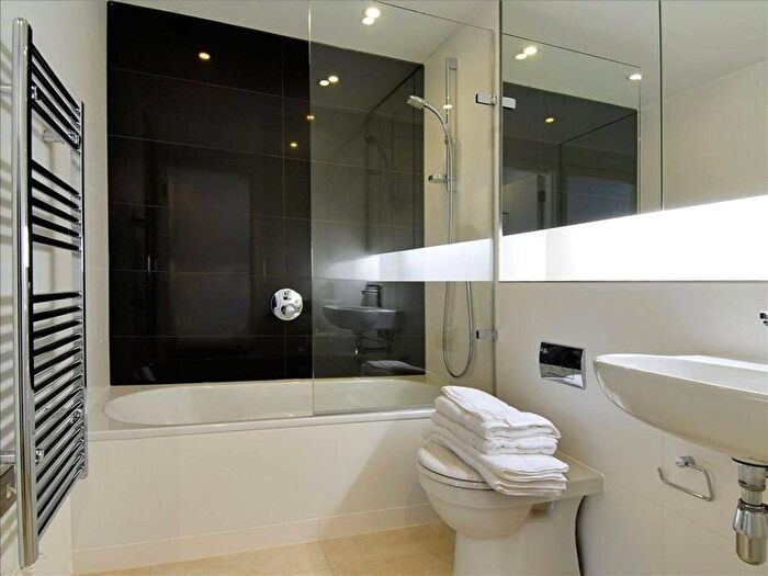 1 Bedroom Flat To Rent In Walworth Road, Elephant And Castle, London, SE1