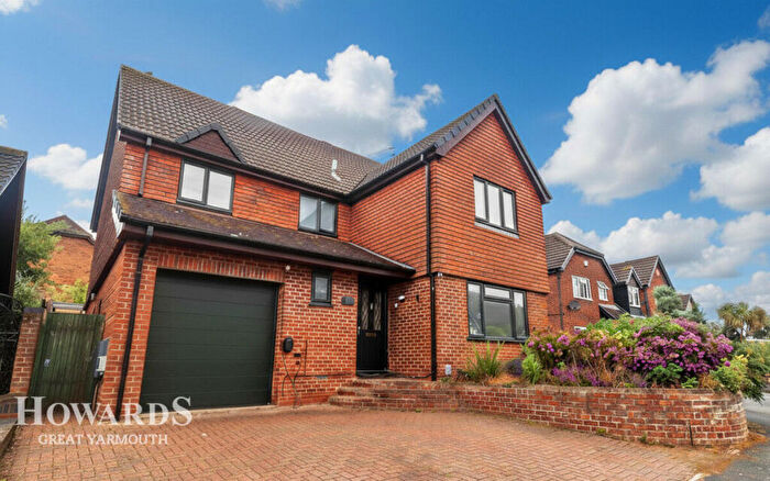4 Bedroom Detached House For Sale In Prince Of Wales Road, Caister-on-Sea, NR30