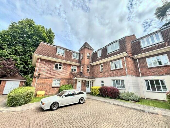 2 Bedroom Flat To Rent In Greenacres, North Parade, RH12