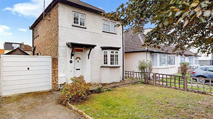3 Bedroom Detached House For Sale In Pears Road, Hounslow, TW3