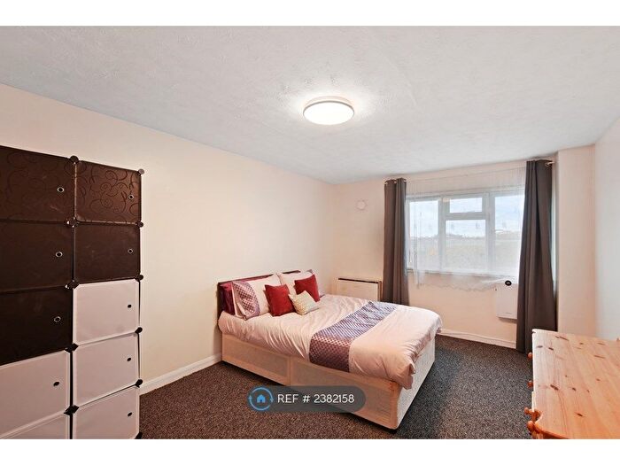 2 Bedroom Flat To Rent In Claremont Close, London, E16