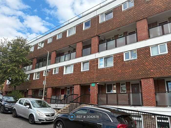 3 Bedroom Maisonette To Rent In Clarence Lane, London, SW15
