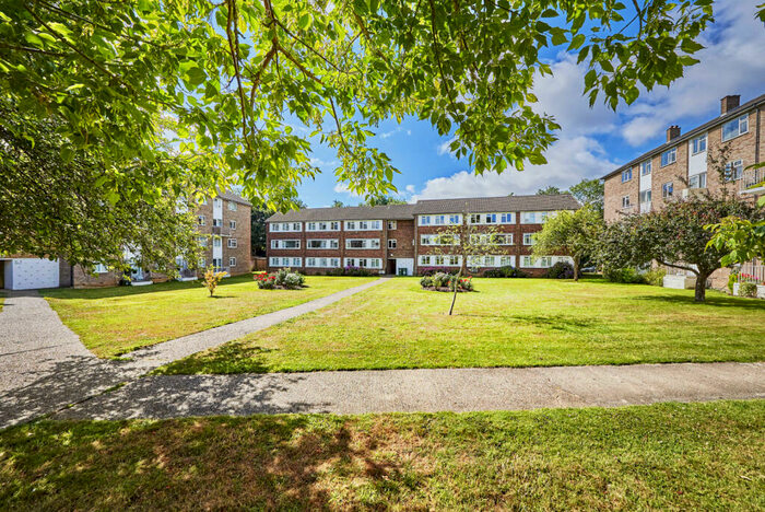 1 Bedroom Apartment For Sale In The Ridgeway, St. Albans, Hertfordshire, AL4